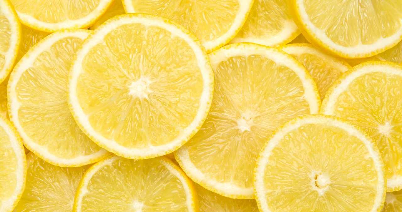 Kwas askorbinowy, czyli witaminę C znajdziemy w cytrynie /123RF/PICSEL