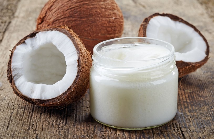 Kwas kaprylowy naturalnie występuje w oleju kokosowym /123RF/PICSEL