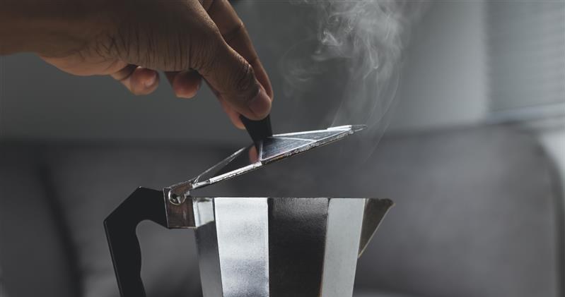 Kwasek cytrynowy i woda pomogą pozbyć się spalenizny z wnętrza kawiarki. /Pixel