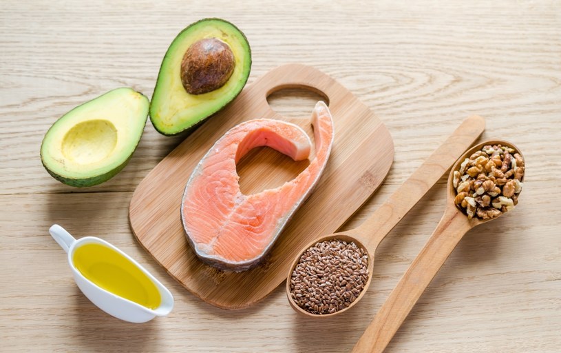 Kwasy omega-3 działają przeciwzapalnie i przeciwzakrzepowo. Najbogatsze w cenne kwasy są: śledź, łosoś, makrela, tuńczyk i sardynka. Dorsz czy pstrąg mają ich znacznie mniej. /123RF/PICSEL