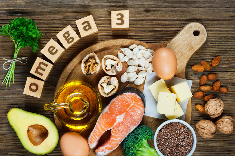 Kwasy omega-3 można znaleźć np. w morskich rybach, a omega-6 np. w mięsie, jajach czy nasionach /Shutterstock