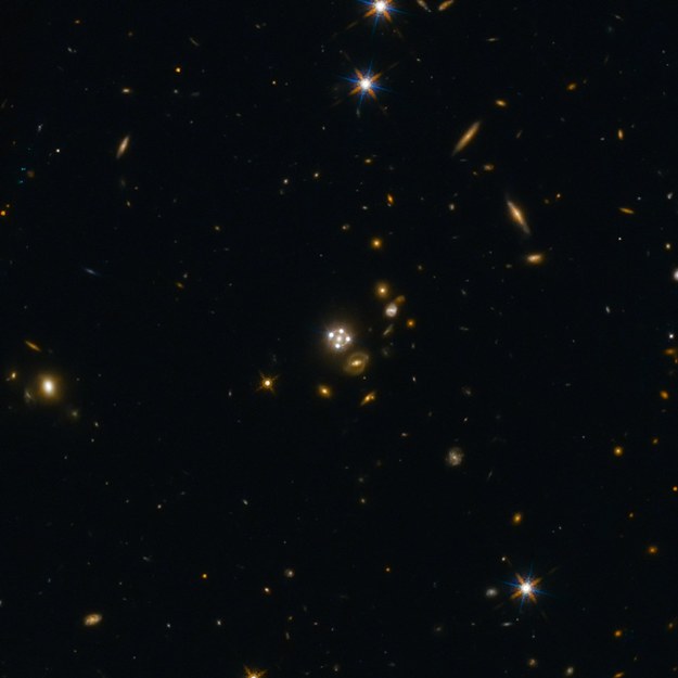 Kwazar HE0435-1223, widoczny w czterech obrazach w związku ze zjawiskiem ogniskowania optycznego na leżącej przed nim galaktyce /ESA/Hubble, NASA, Suyu et al. /materiały prasowe