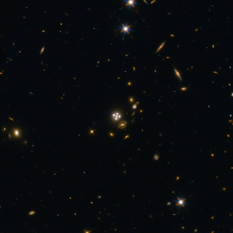 Kwazar HE0435-1223, widoczny w czterech obrazach w związku ze zjawiskiem ogniskowania optycznego na leżącej przed nim galaktyce /materiały prasowe