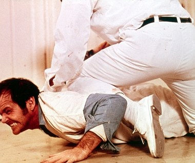 Kwestia głównej roli była sprawą sporną już od początku pracy nad filmem. Z początku "pewniakiem" do tej roli był Kirk Douglas, który grał McMurphy'ego w adaptacji teatralnej. Praca nad filmem toczyła się jednak już w połowie lat 70., czyli 10 lat po scenicznej premierze "Lotu...". Czas jest nieubłagany, przekonał się o tym Douglas, kiedy uznano, że do tej roli jest już za stary. Na giełdzie nazwisk padło jeszcze kilka gwiazd. Mówiło się o Marlonie Brando, sam Forman najchętniej widział w tej roli Burta Reynoldsa. Rola przyznana została ostatecznie Jackowi Nicholsonowi, który miał już status filmowej gwiazdy - widzowie podziwiali go już m.in. w "Chinatown" i "Easy Rider".  