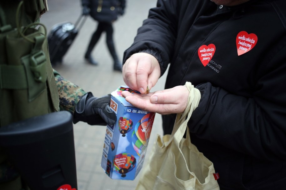 Kwestujący na rzecz WOŚP żołnierze w 2016 roku /Leszek Szymański /PAP