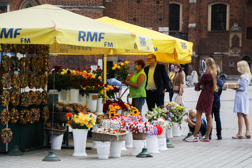 Kwiaciarki na krakowskim rynku /Beata Zawrzel/REPORTER /East News