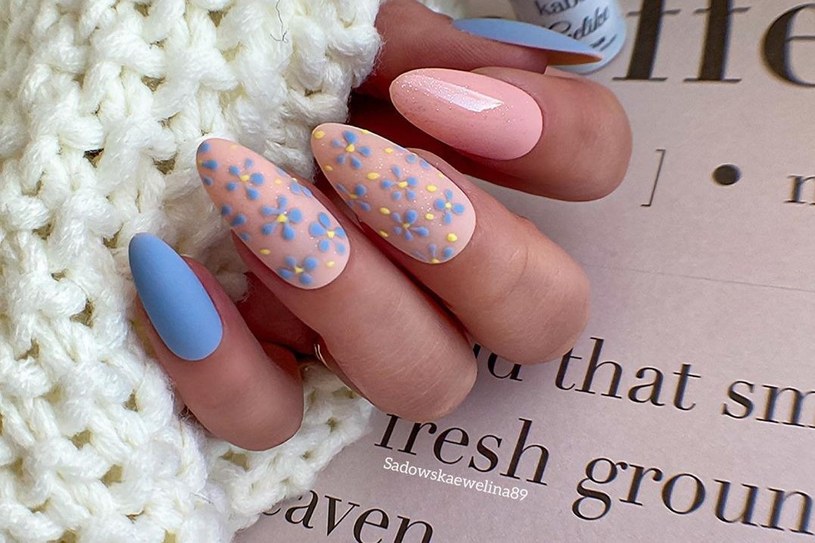 Kwiatowe wzory, pastelowe kolory oraz french - to teraz króluje na paznokciach /Instagram