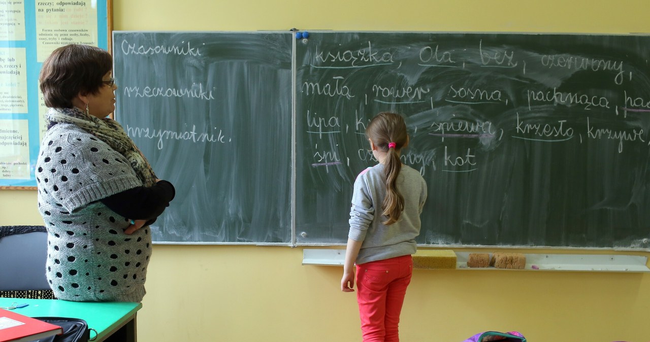 Kwiaty dla nauczycieli na koniec roku. Ich wręczenie jest legalne? /Piotr Mecik /East News