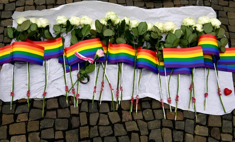 Kwiaty i flagi po zamachu w Orlando /JOHN MACDOUGALL / AFP /AFP