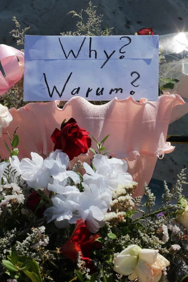 Kwiaty i kartka z napisem: "Dlaczego?", pozostawione w hołdzie ofiarom zamachu przed hotelem Imperial Marhaba w Susie /MOHAMED MESSARA /PAP/EPA