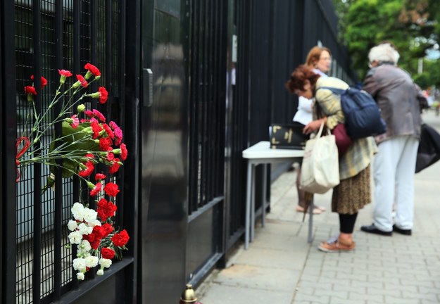 Kwiaty i księga kondolencyjna przed ambasadą Republiki Francuskiej w Warszawie /Tomasz Gzell /PAP