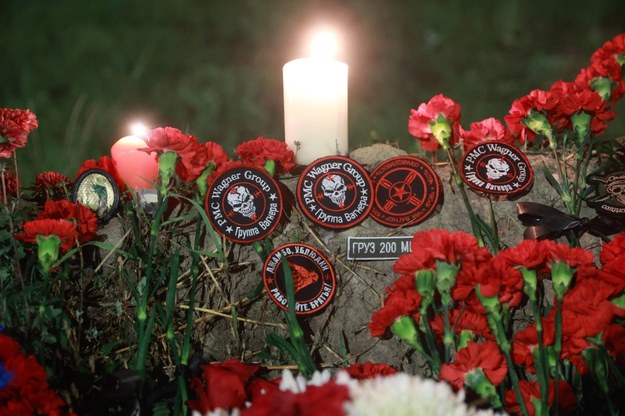 Kwiaty i naszywki z logo Grupy Wagnera przed pomnikiem w Sankt Petersburgu. /	AA/ABACA /PAP/EPA