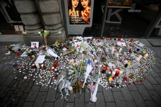Kwiaty i świece na miejscu ataku w Strasburgu /RONALD WITTEK /PAP/EPA