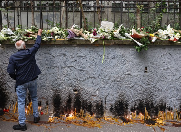 Kwiaty i świeczki przed szkołą w Belgradzie /EPA/ANDREJ CUKIC /PAP/EPA