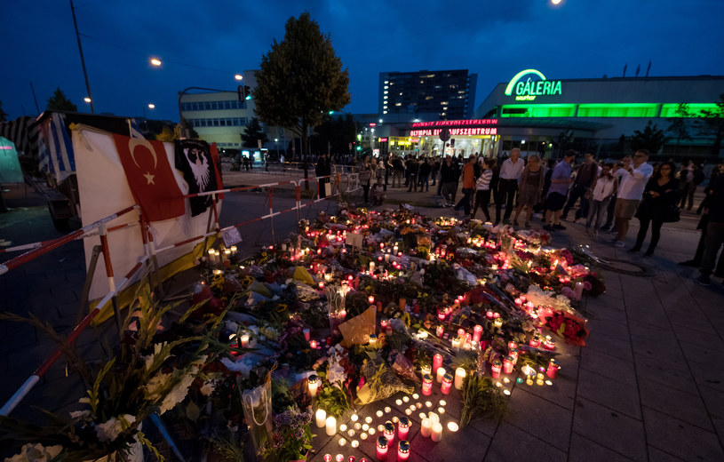 Kwiaty i znicze ku pamięci zamordowanych w Monachium /AFP