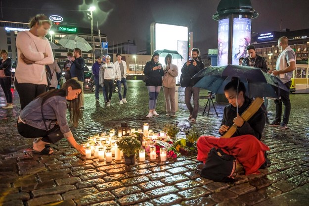 Kwiaty i znicze na miejscu ataku /Markku Ojala /PAP/EPA