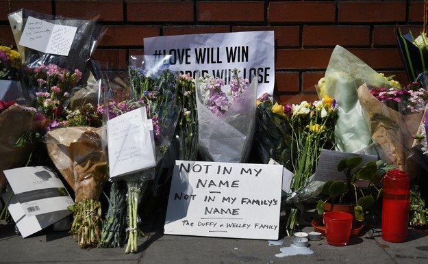 Kwiaty i znicze na miejscu ataku / 	ANDY RAIN    /PAP/EPA
