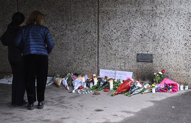 Kwiaty i znicze na miejscu tragedii /Claudio Bresciani    /PAP/EPA