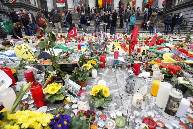 Kwiaty i znicze na placu de la Bourse w Brukseli. /JULIEN WARNAND /PAP/EPA