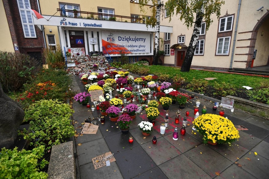 Kwiaty i znicze pod siedzibą PIS na ul. Mickiewicza w Szczecinie. / 	Marcin Obara  /PAP