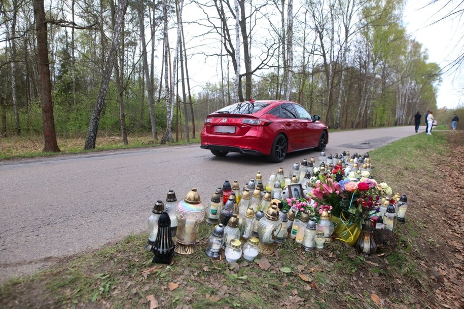 Kwiaty i znicze pozostawione w miejscu tragicznego wypadku posła Lewicy Łukasza Litewki przy ul. Kazimierzowskiej w Dąbrowie Górniczej. /Art Service /PAP