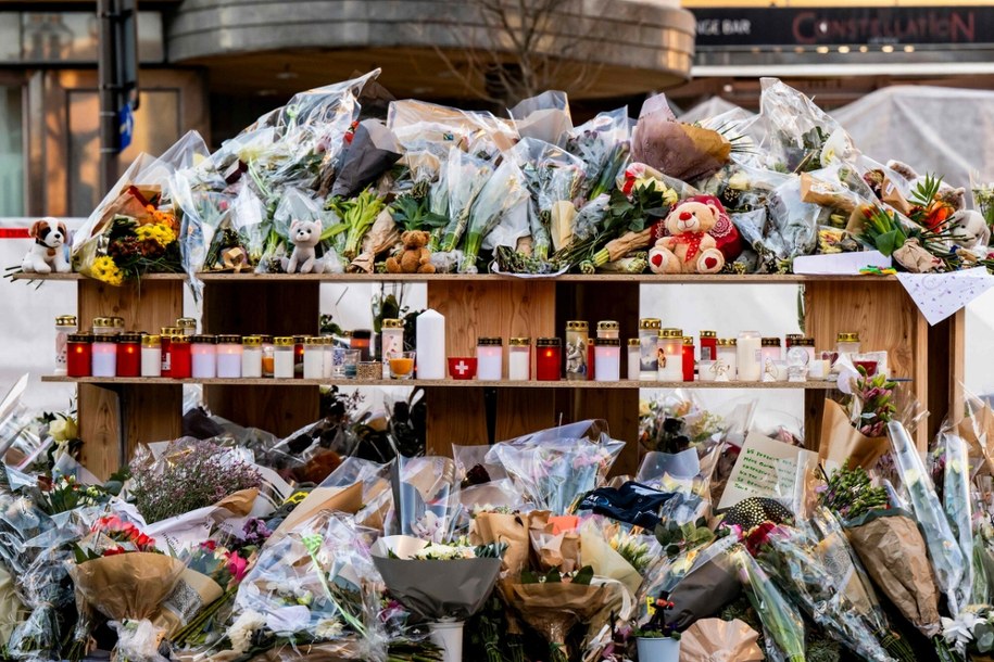 Kwiaty i znicze przed barem Le Constellation w szwajcarskiej miejscowości Crans-Montana /JEAN-CHRISTOPHE BOTT/AFP/East News /East News