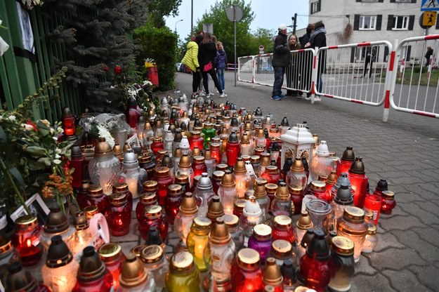 Kwiaty i znicze przed budynkiem szkoły, w której doszło do tragedii /Piotr Nowak /PAP