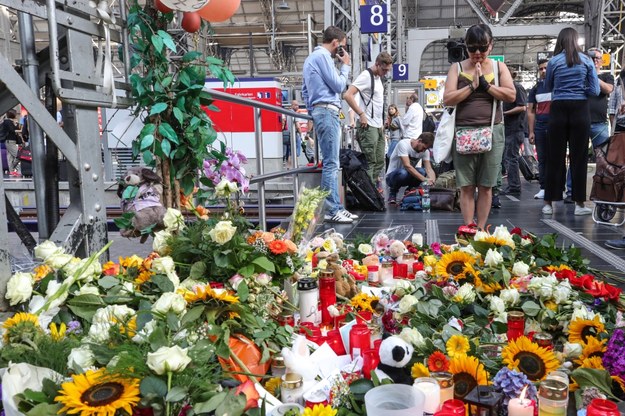 Kwiaty i znicze przed dworcem, na którym doszło do tragedii /ARMANDO BABANI  /PAP/EPA