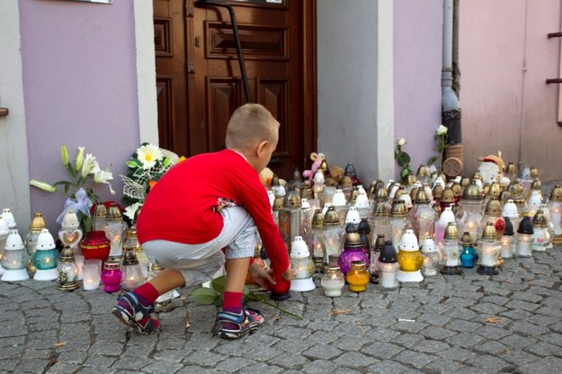 Kwiaty i znicze przed księgarnią w Kamiennej Górze /Aleksander Koźmiński /PAP