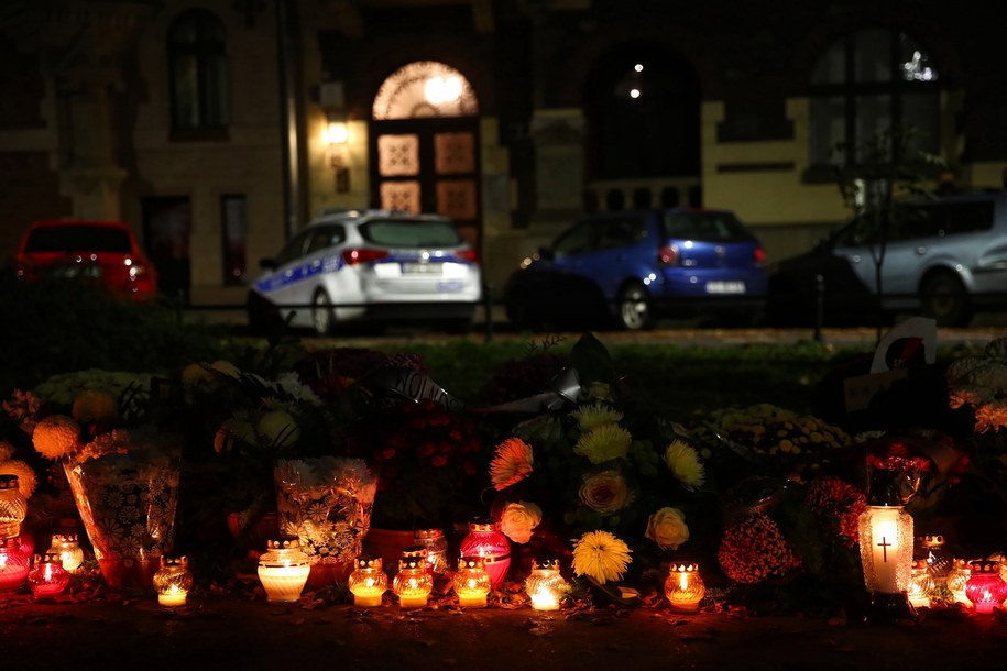 Kwiaty i znicze przed siedzibą PiS przy ul. Retoryka w Krakowie //Łukasz Gągulski /PAP