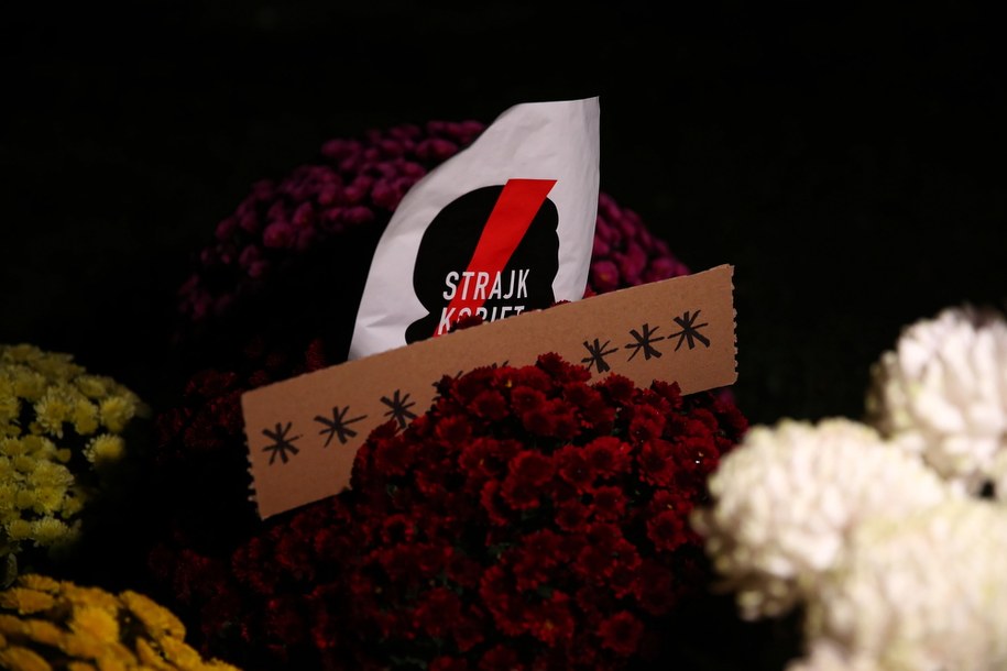 Kwiaty i znicze przed siedzibą PiS przy ul. Retoryka w Krakowie //Łukasz Gągulski /PAP