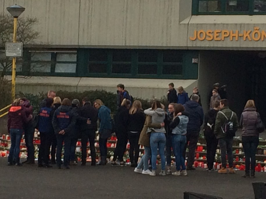 Kwiaty i znicze przed szkołą w której uczyli się gimnazjaliści /Adam Górczewski /RMF FM