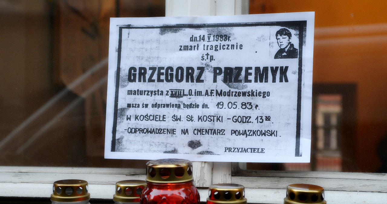 Kwiaty i znicze przed tablicą poświęconą pamięci Grzegorza Przemyka, umieszczoną na ścianie budynku przy ulicy Jezuickiej, gdzie mieścił się posterunek Milicji Obywatelskiej /Wlodzimierz Wasyluk /East News