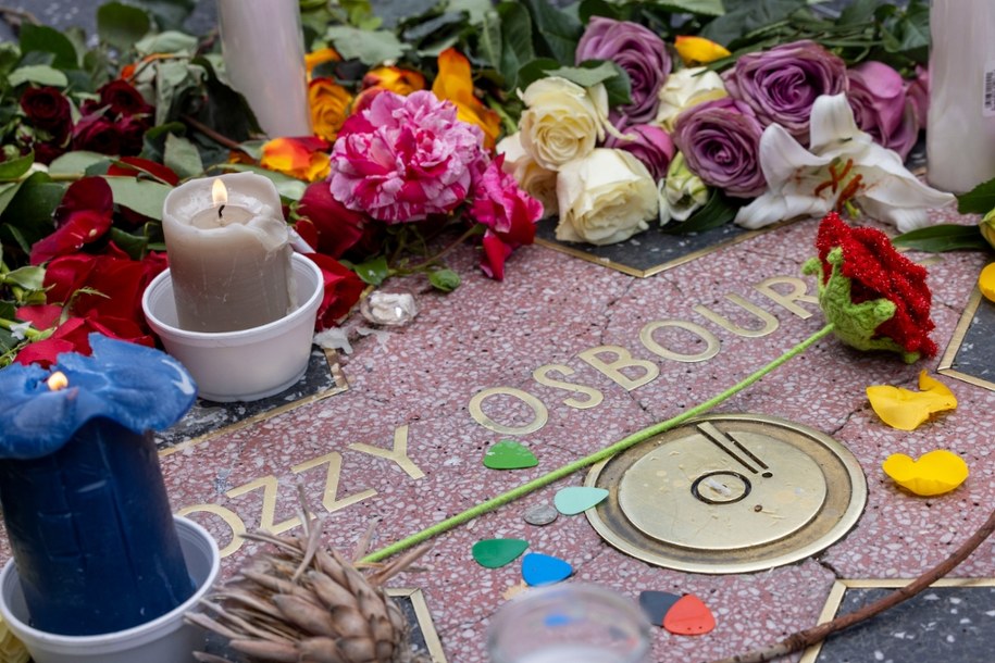 Kwiaty i znicze przy gwieździe Ozzy Osbourne’a w Alei Sław w Los Angeles /	JILL CONNELLY /PAP/EPA