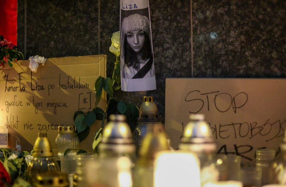 Kwiaty i znicze przy ul. Żurawiej 47 w Warszawie - przy bramie, w której 25-letnia Liza została zgwałcona i pobita, marzec 2024 /East News