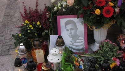 Kwiaty i znicze przy ulicy Grodzkiej w Krakowie