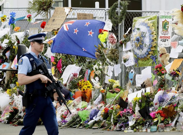Kwiaty i znicze składane w hołdzie ofiarom ataku /Newscom /PAP/Newscom