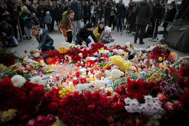 Kwiaty i znicze składane w hołdzie ofiarom przed terminalem portu lotniczego Pułkowo pod Petersburgiem /ANATOLY MALTSEV  /PAP/EPA