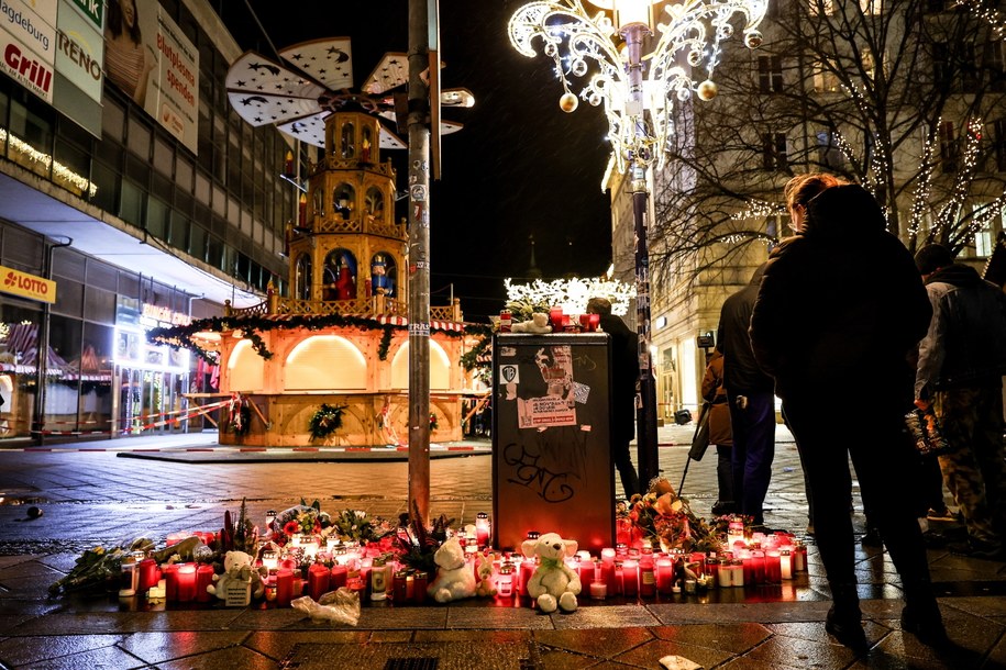 Kwiaty i znicze składane w hołdzie ofiarom zamachu w Magdeburgu /FILIP SINGER /PAP/EPA