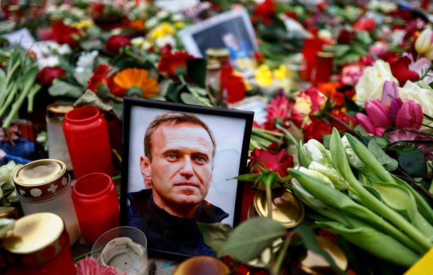 Kwiaty i znicze upamiętniające Aleksieja Nawalnego przed ambasadą Rosji w Berlinie. Zdjęcie z 21 lutego 2024 roku. /HANNIBAL HANSCHKE /PAP/EPA