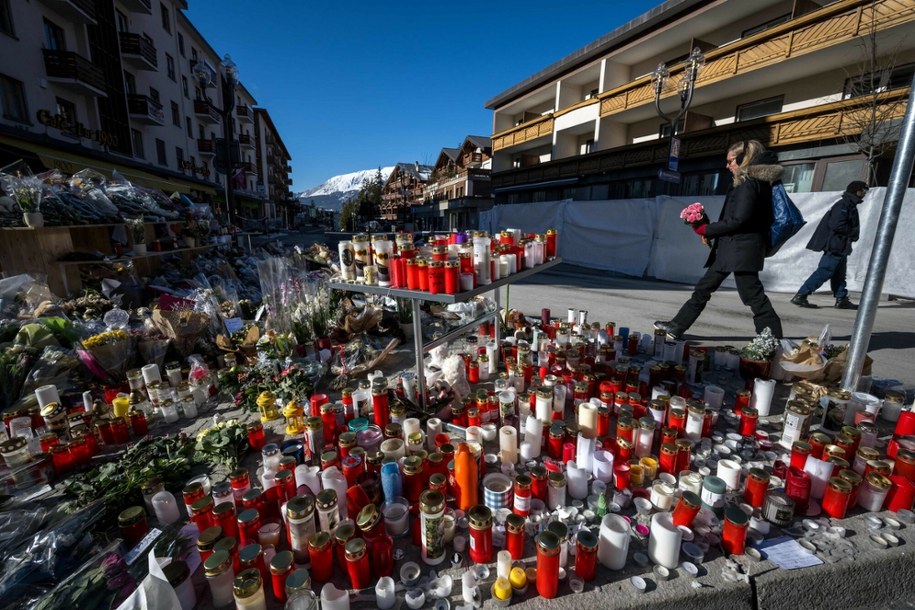 Kwiaty i znicze w Crans-Montana, w pobliżu miejsca tragedii. /FABRICE COFFRINI/AFP/East News /East News