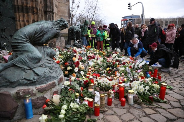 Kwiaty i znicze w hołdzie ofiarom zamachu w Magdeburgu /RONNY HARTMANN/AFP/East News /East News