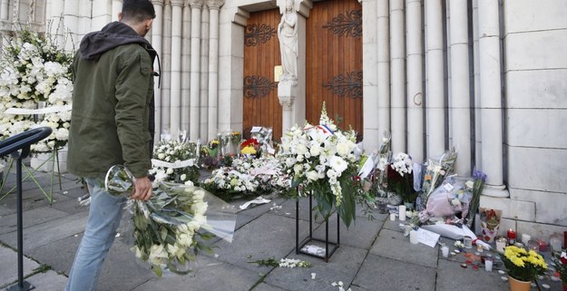 Kwiaty i znicze w miejscu ataku /SEBASTIEN NOGIER  /PAP