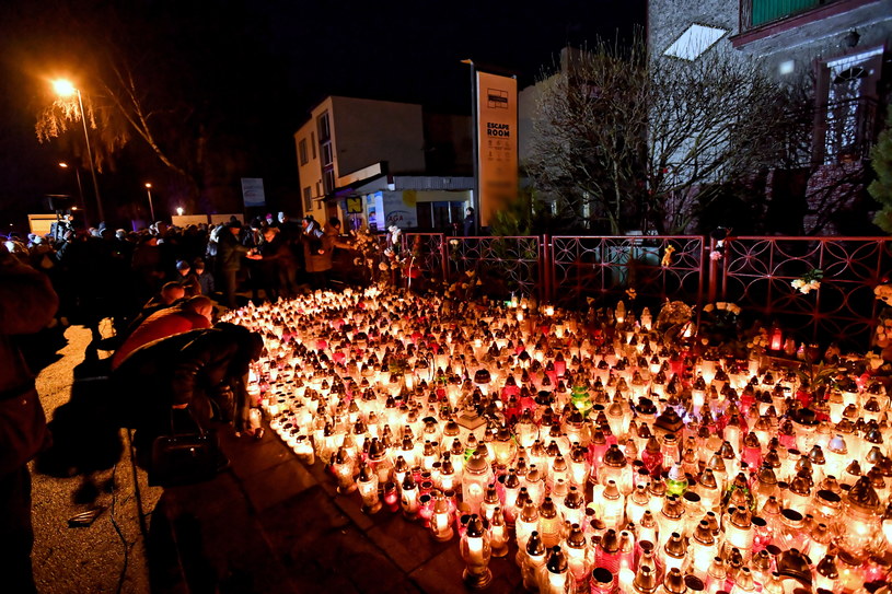 Kwiaty i znicze w miejscu tragedii w Koszalinie / 	Marcin Bielecki    /PAP