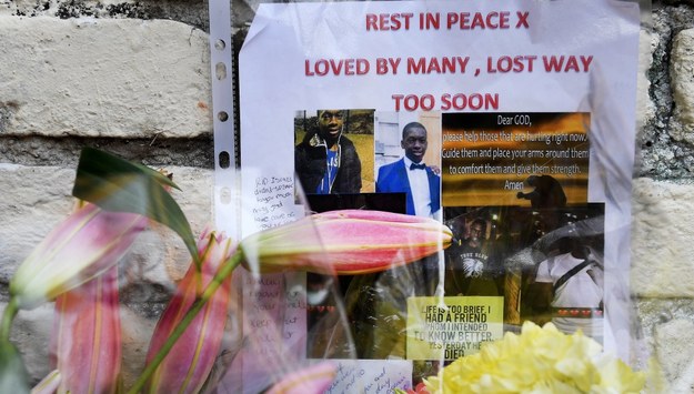 Kwiaty i znicze w miejscu zabójstwa 19-letniego Israela Ogunsoli / 	ANDY RAIN    /PAP/EPA