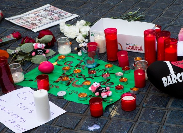 Kwiaty i znicze złożone na miejscu ataku w Barcelonie /QUIQUE GARCIA /PAP/EPA