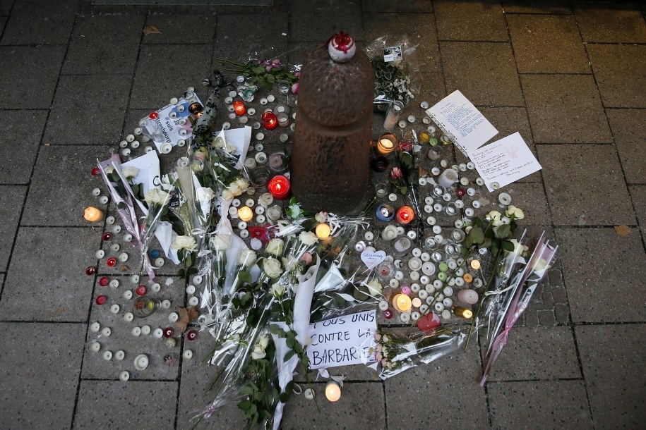 Kwiaty, listy i znicze na miejscu tragedii /RONALD WITTEK /PAP/EPA