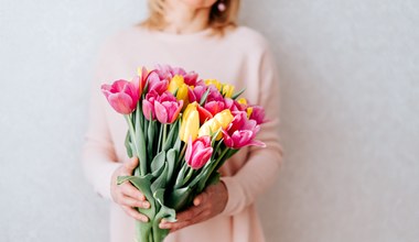 Kwiaty na Dzień Kobiet za darmo w Biedronce. W gratisie otrzymasz goździki, róże i tulipany!