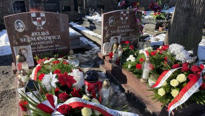 Kwiaty na grobie "Inki" i "Zagończyka"