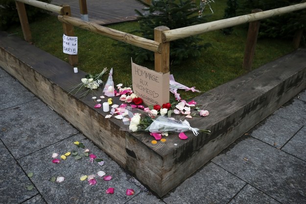 Kwiaty na miejscu ataku /RONALD WITTEK /PAP/EPA